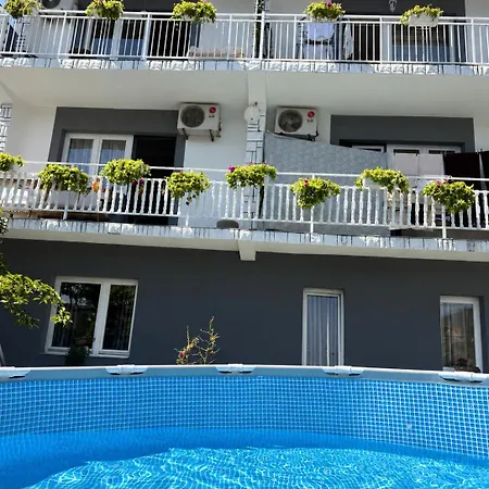 Cozy With Garden Apartament